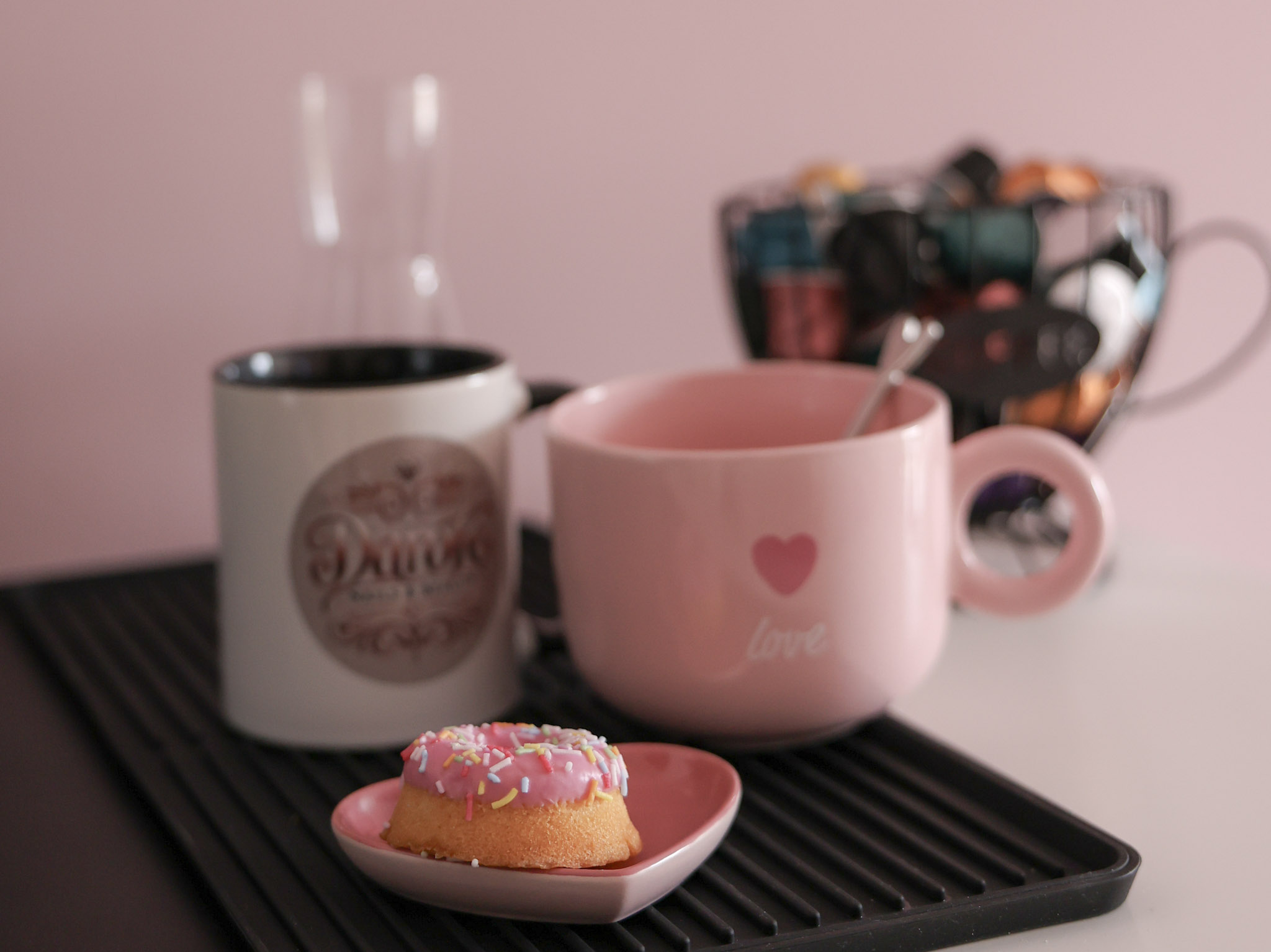 Mok met het Darofe-logo, een roze kopje met een hartje en een roze donutje op een schoteltje